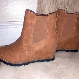Universal Thread brown boots 6 1/2